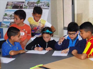 أطفال دون الحادية عشرة يقدمون نشرة أخبار من ألفها إلى يائها في راديو "فلامون روز"