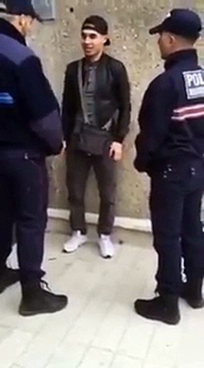 IL SE FOUT DE LA GUEULE DE LA POLICE  --  A VOIR ABSOLUMENT !