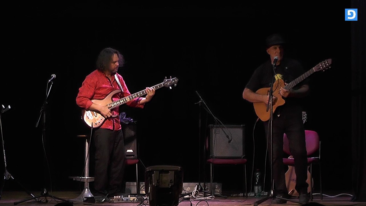 Solo on bass guitar. Jake Pisaq (гитара) & Антон Горбунов (бас-гитара) в Иерусалиме.