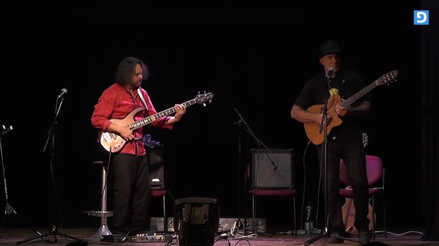 Solo on bass guitar. Jake Pisaq (гитара) & Антон Горбунов (бас-гитара) в Иерусалиме.