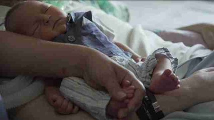 Padre enfermo de ELA ve el nacimiento de su hijo a través de Skype