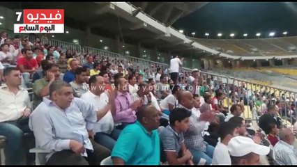 بالفيديو..  رغم المنع.. جماهير الزمالك والإسماعيلى باستاد برج العرب
