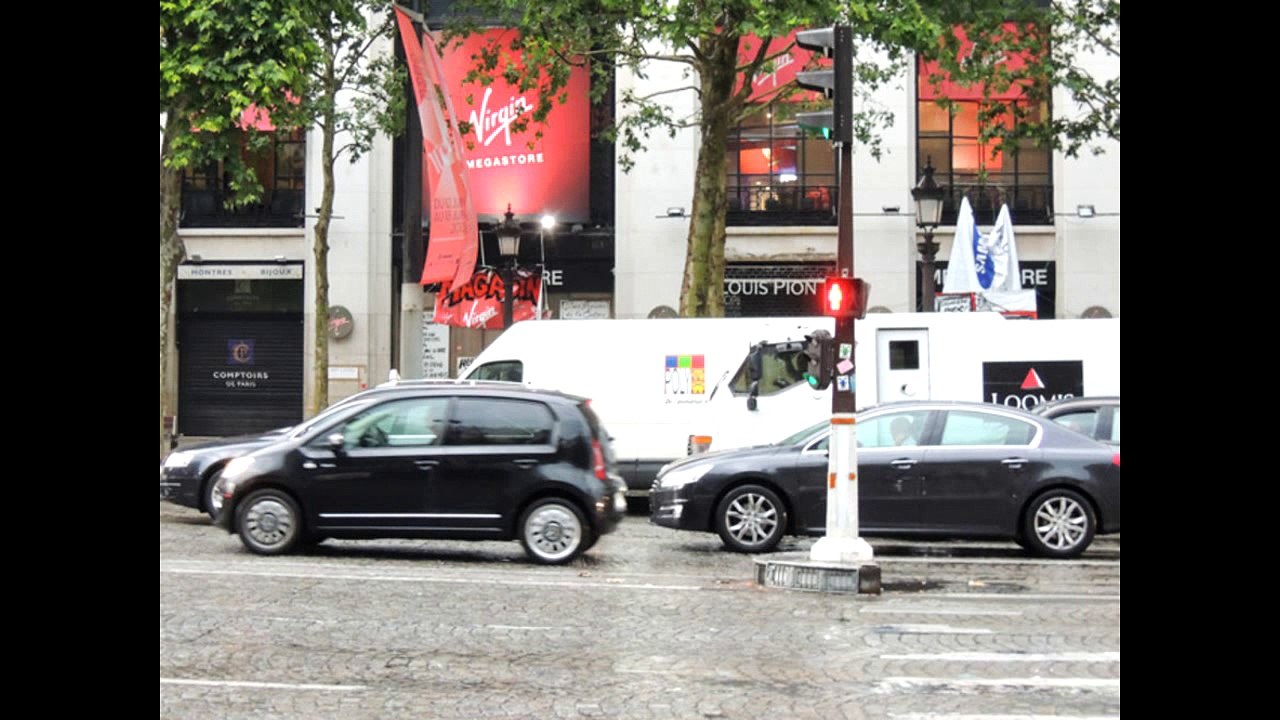 Occupation du Virgin des Champs-Elysées