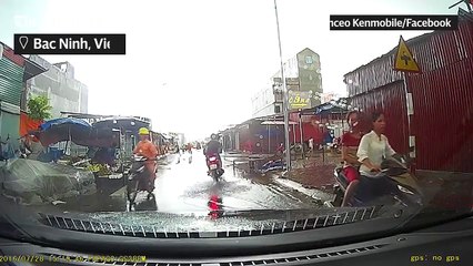 Télécharger la video: Dash cam Captures Moment Tornado Shreds Through Buildings in Vietnam