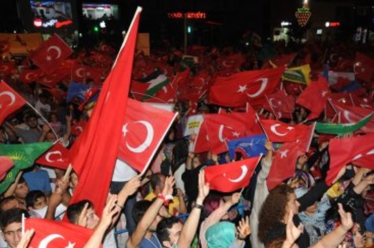 Batman Kürtçe Ölürüm Türkiyem Şarkısıyla İnledi