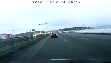 Un avion s'écrase sur l'autoroute