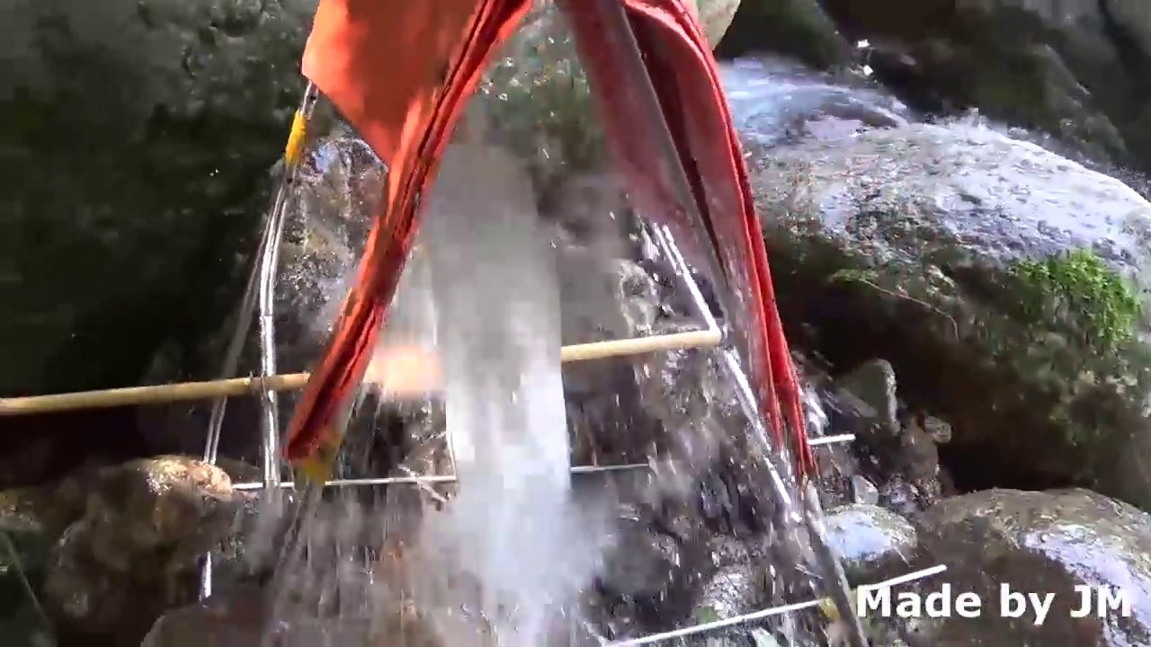 Il crée son mini barrage hydraulique pour charger son iphone avec une bouteille en plastique !