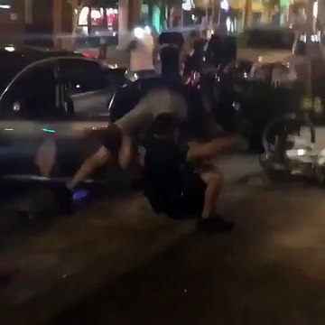 50 Cent se bat dans la rue avec deux policiers à la sortie d'une boite de nuit