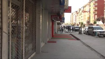 Hakkari İlçe Yapılma Kararını Protesto Eden Hakkarili Esnafı Kepenk Açmadı