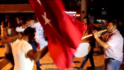 Kınalı Kuzular" Davul Zurnayla Birliklerine Uğurlanıyor.