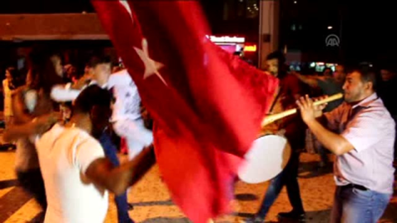 Kınalı Kuzular" Davul Zurnayla Birliklerine Uğurlanıyor.