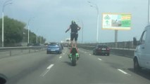 Ce mec se balade debout en moto sur une autoroute