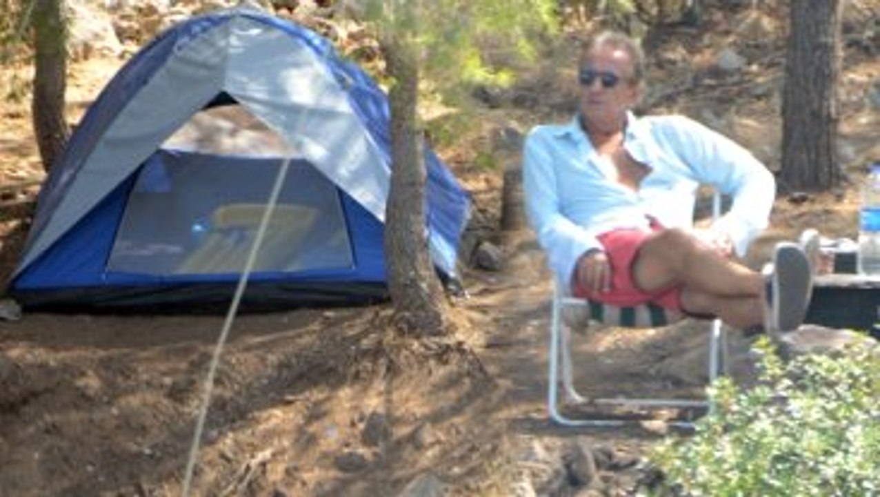 Ünlü Sunucu Erhan Yazıcıoğlu Çadır Tatilinde