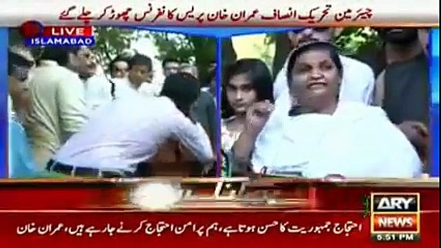 How Imran Khan Behave With Own KPK Woman Who Wants To Say But Imran Khan Leave The Press Confrance