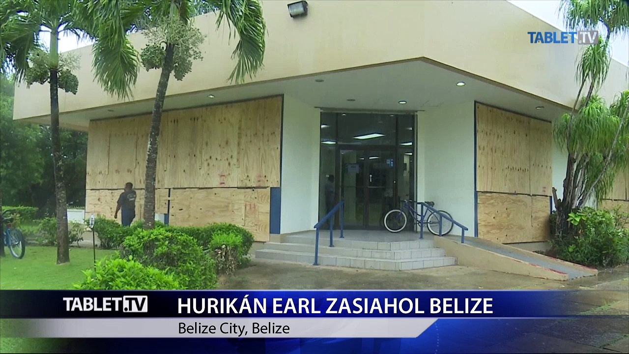 Hurikán Earl zasiahol pevninu v Belize a postupuje na Mexiko