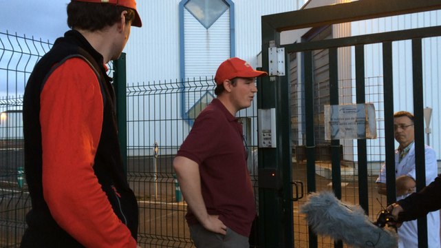 Les agriculteurs Ornais enchaînés à la laiterie Lactalis de Domfront