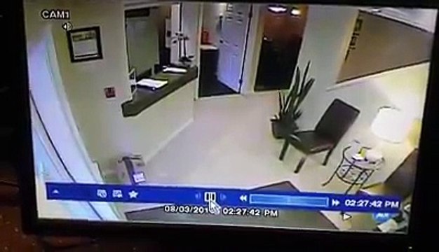 Ce livreur Amazon vole un portefeuille en livraison !