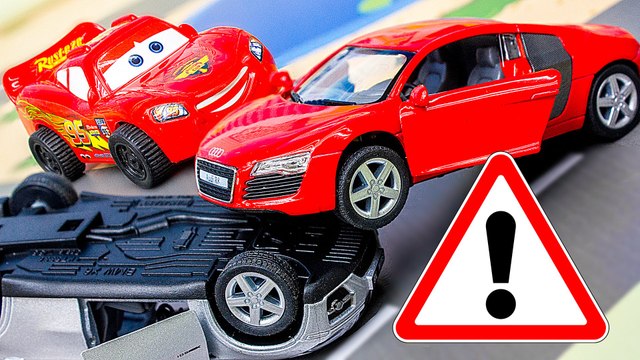 Авария на дороге! Молния Маккуин и полицейская машинка пришли на помощь. Мультфильм про машинки