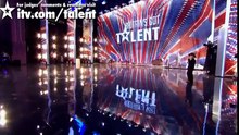 Cet enfant a un incroyable talent. Sa voix bluffe les jurés, mais aussi…