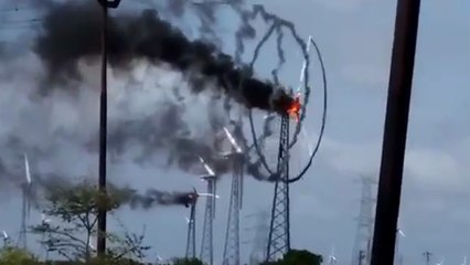 En Inde, une éolienne prend feu et dessine des spirales de fumée