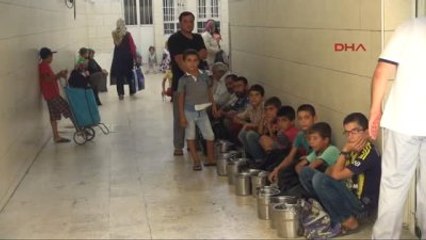 Şanlıurfa Valisi Aşevinde Yemek Dağıttı