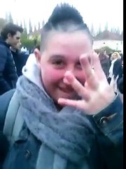Une fille bizarre avec une drôle de voix !