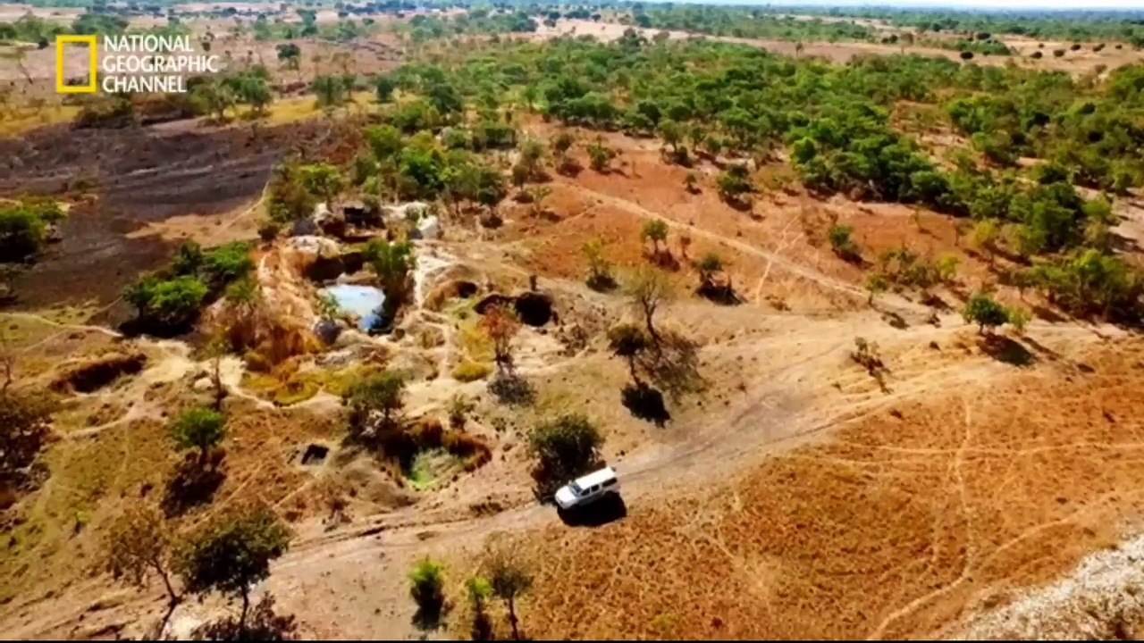 青くきらめくアクアマリン - 魅惑の宝石ハンター