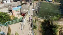 Adrénaline - VTT : Filip Polc réalise une descente à travers les favelas de Rio