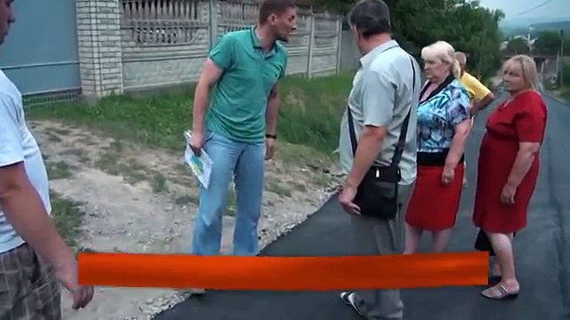 Рвуть асфальт руками: Неякісний ремонт дороги в селі на Буковині