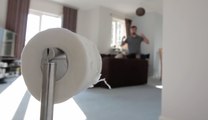 Un homme se lance un challenge très étrange avec du papier toilette
