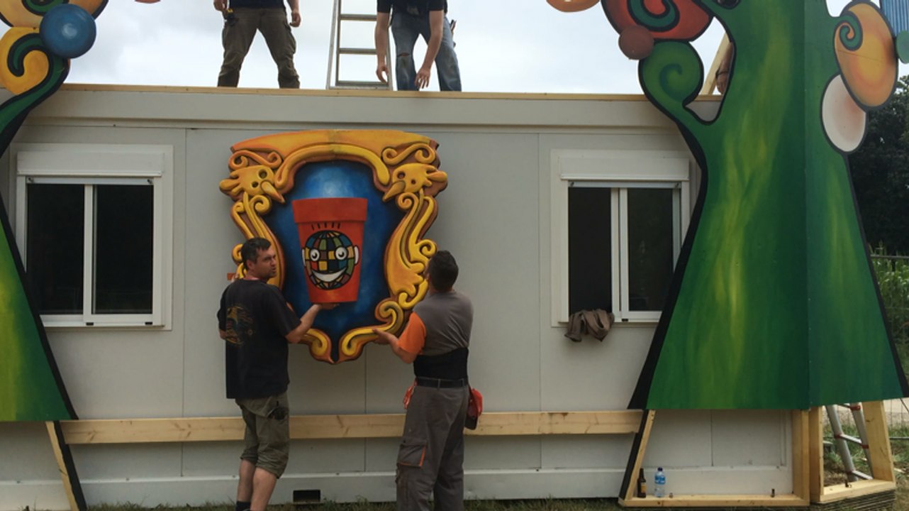 Au Bout du Monde, les 347 montent le stand des gobelets