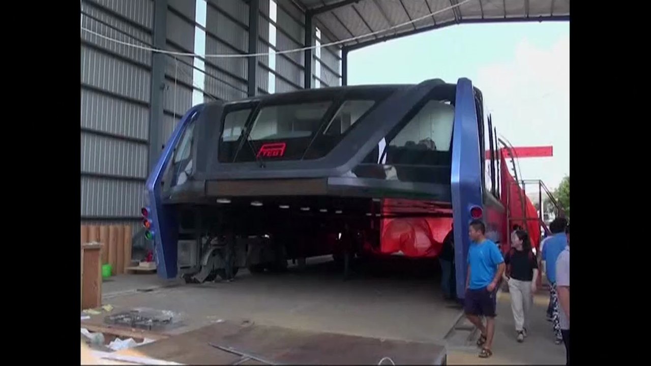 China's straddling bus makes first test run on road