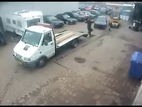 Stupit Kurdish Peshmerga car towing driver fail citiy of Diyarbakır funny comedy