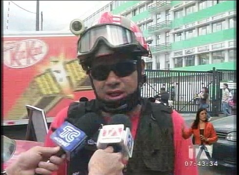 Mujer pierde el cuero cabelludo al enredarse su cabello en una concretara