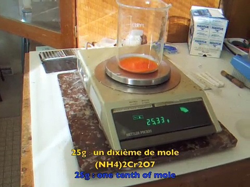Volcan vert. Volcano exothermic decomposition. Dichromate d'ammonium.