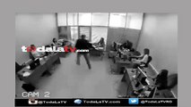 Un hombre gana la lotería y le orina encima a su jefe-Video
