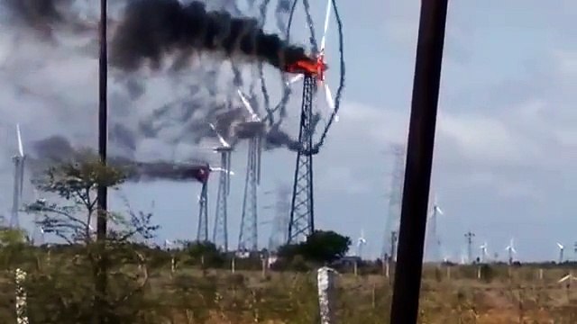 2 éoliennes en feu crachent de la fumée dans le ciel en Inde