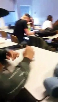 Quand ton prof te réveille alors que tu dors en plein cours