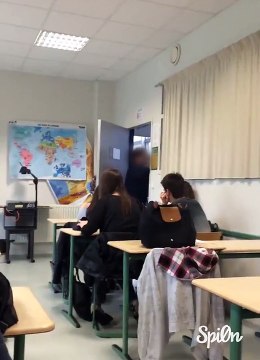 Un professeur pète un plomb en classe : violent