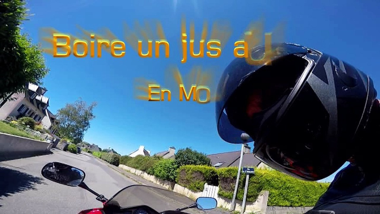 Boire un jus en moto