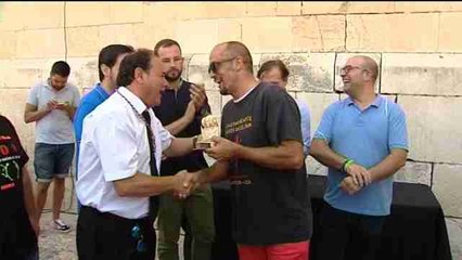 El curioso concurso de lanzamiento de huesos de dátil y oliva en Alicante