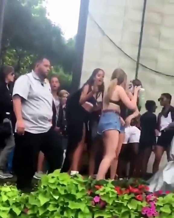 Malia Obama nous montre ses fesses pour un TWERK!