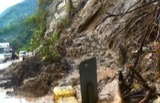 Derrumbe provocó el cierre de la vía Baños – Puyo