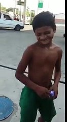 Burun Deliğinden Dilini Çıkaran Çocuk