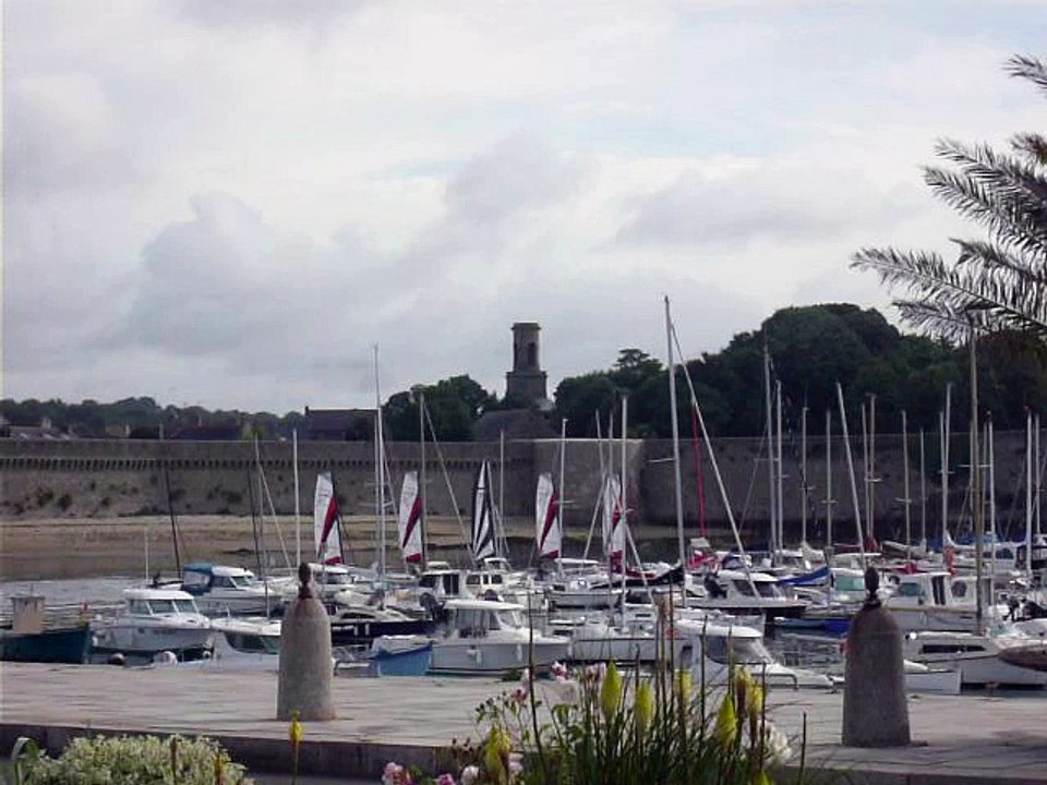 voiles sur fond de remparts