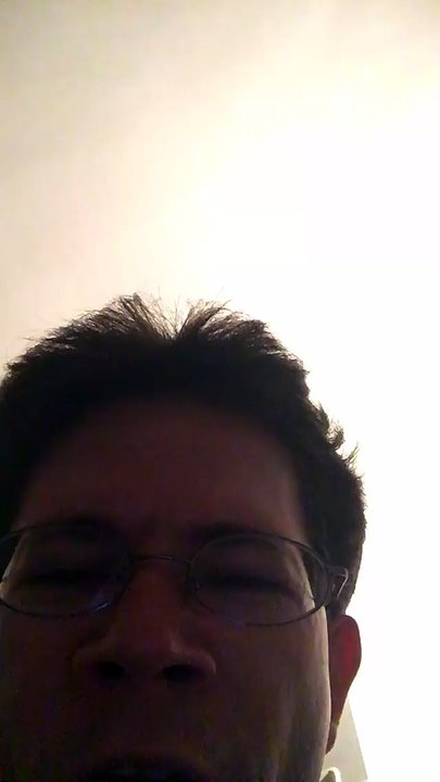 En train de bailler car un peu fatigué. Enregistré sur le vif. En revoyant la vidéo je n'ai pas pu m'arrêter de rigoler./ Making a big natural yawn because of little tired. Recorded straight live. In watching again this video i couldn't stop to laugh.