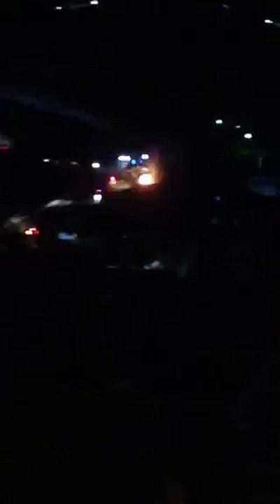 Pamje të djegies së motoçikletës së sulmuesve të Kuvendit Kosoves
