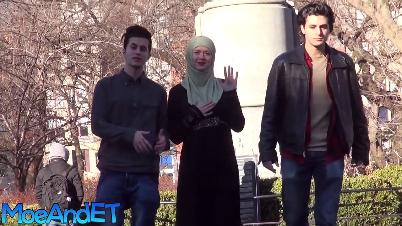 Muslim Women Harassed For Praying In Public With A Hijab (SOCIAL EXPERIMENT)