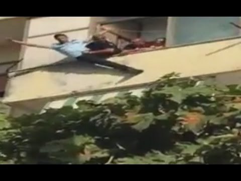 Napoli - Picchia compagna e poi tenta di lanciarsi da finestra (04.08.16)