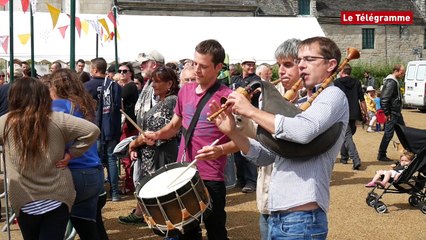 Guerlesquin (29). Verres de potion et lancers de menhirs